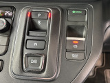 電子制御パーキングブレーキは信号待ちでも便利。いつもより運転がラクになるはずです。