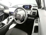ドライバーを包み込むようなデザイン。運転していて安心感、高級感を感じられるコックピットです。