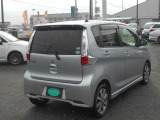 県外のお客様との取引実績もありますので、登録納車等ご相談頂ければ対応可能です。まず、営業担当までご連絡下さい。