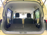 普段のお買い物や通勤、送迎等に十分な荷室スペースを確保しております。セカンドシートを倒すと、大きな荷物の積載も可能です♪