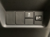 ハンドルの右側にはヘッドライトレベライザーとVSA(ABS+TCS+横滑り抑制)の解除スイッチがついています。ヘッドライトレベライザーは道路状況や積荷の加重に応じてライトの高さを調節できます。