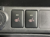 【シートヒーター】シートを温めてくれる暖房機器です!長時間座っていると負担が掛かりやすい背中や腰、または冬場などの寒い日に冷えやすい脚部に快適なぬくもりを伝えます。