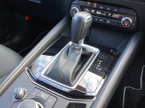 アクセルペダルを踏み込む量や速さに応じて変速パターンをし、人馬一体の運転感覚を発揮してくれる6速オートマ!