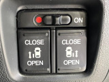 【両側パワースライドドア】スマートキーや運転席のスイッチで後席両側スライドドアの開閉が可能♪電動だから力を入れてドアを開ける必要が無く、小さなお子様でも簡単に開け閉めでき快適です♪
