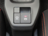 電動パーキングブレーキ&オートブレーキホールド機能付。「HOLD」スイッチを押しシステムONの状態にしておくことで信号待ちでブレーキを踏んで停車時ブレーキペダルから足を離してもブレーキを保持。楽です。