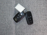 電子キーをポケットやカバンに入れているだけで、ドアの開錠・施錠が行えます。荷物を抱えていてもラクラク開閉です。エンジン始動も行えます。