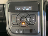 【オートエアコン】一度お好みの温度に設定すれば、車内の温度を検知し風量や温度を自動で調整。暑い&hellip;寒い&hellip;と何度もスイッチ操作をする必要はありません。快適な車内空間には必須の機能ですね♪
