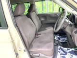 運転席まわりには十分なスペースがあり、大柄な方でもゆったり運転していただける環境です。