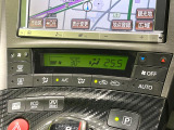 【オートエアコン】一度お好みの温度に設定すれば、車内の温度を検知し風量や温度を自動で調整。暑い&hellip;寒い&hellip;と何度もスイッチ操作をする必要はありません。快適な車内空間には必須の機能ですね♪
