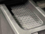 スマートフォンなどがスッキリ置けるセンターコンソールトレイです