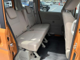 リヤシートも全車消毒済みです。収納時はきれいに収まり、荷台がフラット、広々荷室に。足元には【リヤヒーター】あり。消毒済み。