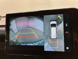 【パノラミックビューモニター】映像で、見づらい車両周辺の確認をアシスト。クルマを真上から見ているような映像を表示。 運転席から確認しにくい車両周囲の状況を把握。