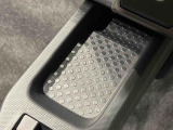 スマートフォンなどがスッキリ置けるセンターコンソールトレイです