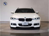 【キドニーグリル】BMWは約90年もの間、ほぼ全ての車両にひと目でBMWだと分かるこの特徴的なフロントグリルが備えられ、デザイン・アイコンとして親しまれてきました。