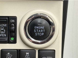 エンジンスタートボタンです。キーが車内にあれば、エンジンの始動・停止はブレーキを踏んでスイッチを押すだけ!キーを取り出す手間を省き、ワンプッシュでエンジンを操作するので簡単でスムーズです。