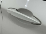 コンフォートアクセス付きでキーを携帯していれば施錠、開錠が可能です。