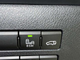 隣車線を走る車両をレーダーで検知し、ドアミラーでは確認しにくい後側方エリアに存在する車両に加え、急接近してくる車両も検知します。車両を検知するとドアミラーに搭載されたLEDインジケーターが点灯します。