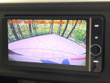 【バックカメラ】駐車時に後方がリアルタイム映像で確認できます。大型商業施設や立体駐車場での駐車時や、夜間のバック時に大活躍!運転スキルに関わらず、今や必須となった装備のひとつです!