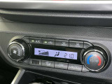オートエアコン付きなので一度、気温を設定すれば自動的に過ごし易い温度に調整してくれますよ。 車内をいつでも快適空間にしてくれます。