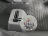 フロアに配置されたシフトレバーおよび4WD切り替えレバー周辺のカットです。日常のシフト操作に伴う現在の表面状態を画像よりご確認ください。