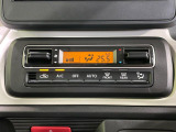 【オートエアコン】一度お好みの温度に設定すれば、車内の温度を検知し風量や温度を自動で調整。暑い&hellip;寒い&hellip;と何度もスイッチ操作をする必要はありません。快適な車内空間には必須の機能ですね♪