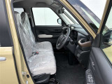 運転席はベンチシートで助手席への移動も楽々です♪