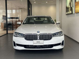 【BMWの伝統-1】BMWの特徴的な&ldquo;キドニーグリル&rdquo;は、80年以上続く伝統の形でございます。変わらないこだわりのデザインが、プレミアムブランド&ldquo;BMW&rdquo;を創り出します。