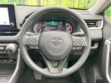 インテリアに合わせたデザインのステアリングは、運転される方のことも考え、運転しやすい形状、大きさです。是非一度、実際に触ってお確かめください。
