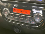 【オートエアコン】一度お好みの温度に設定すれば、車内の温度を検知し風量や温度を自動で調整。暑い&hellip;寒い&hellip;と何度もスイッチ操作をする必要はありません。快適な車内空間には必須の機能ですね♪