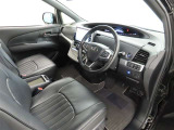 シンプルで使いやすいデザインの運転席です。