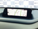 【マツダコネクト】  オーディオ操作、車両装備、ナビ案内など、統合的にモニターできる見やすいサイズのディスプレイです。