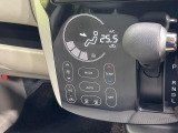 【オートエアコン】一度お好みの温度に設定すれば、車内の温度を検知し風量や温度を自動で調整。暑い&hellip;寒い&hellip;と何度もスイッチ操作をする必要はありません。快適な車内空間には必須の機能ですね♪