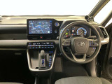 運転席は見やすく整理され、ナビも美しく装着され操作性にも優れています!