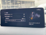 【ブラインドスポットモニタリング】走行中、ドアミラーの死角になりやすい箇所に後続車が接近するとサイドミラー付近に警告を表示、ドライバーに注意喚起をしてくれます。