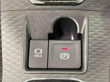 指先だけで簡単に操作が可能な電動パーキングブレーキを採用。「HOLD」スイッチを押すと、渋滞や信号待ちなどでブレーキペダルから足を離しても、ブレーキを保持するので安心です