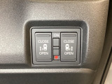 リアドアは乗り降りに便利な両側電動スライドドアです。また運転席に座っていながらスイッチ操作で自在にスライドドアを開け閉めできます。