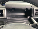 運転席側収納。書類等の保管などに便利ですね。