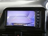 バックガイドモニター付き。車両後方の映像をナビ画面に表示し、駐車などの後退操作をサポートします。