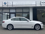 【BMWの伝統-3】BMWのお車は、&ldquo;駆け抜ける歓び&rdquo;を体現しております。走行の安定性とコーナリングの良さを追求し、思い通りにハンドルの操作可能です。