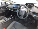 運転席周りのレイアウトをご覧ください。ナビゲーションが綺麗に装着されすっきり収まってますね!