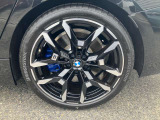 【BMWアロイホイル】軽量かつ強度に拘ったアロイホイル。走行性能ポテンシャルを引き出す設計。車の足元を引き締めてくれる大きなポイントはアロイホイルです。