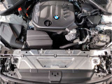 【BMWエンジン】革新的なガソリン・エンジン・テクノロジーによる高性能かつ高効率。レスポンスの良いパワーを発揮。常にスムーズな吸気を実現しアクセル開度にダイレクトに反応しドライビングを楽しく演出。