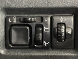 【電動格納ミラー】サイドミラーは電動格納式となっており、狭い駐車場でもキズがつくリスクを抑えられます。