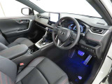 シンプルで使いやすいデザインの運転席です。