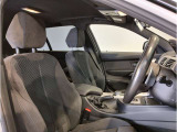 【コックピットシート】BMW車の主役席。車体中央にくる様に配置し車両重心とが一致する事でドライバーと車との一体感あるドライビングを実現。人間工学に基づき形成した形状が長時間のドライブ疲労も軽減します!