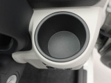 シフト周辺にはカップホルダー兼小物入れも装備しております。何気ないですが、こういうスペースがあるととっても便利ですよね。