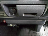 運転席足元近くのインパネ下部トリム周辺を少し広いアングルで捉えたカットです。日常の使用に伴う現在の樹脂表面の状態をご確認ください。
