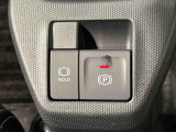 指先だけで簡単に操作が可能な電動パーキングブレーキを採用。「HOLD」スイッチを押すと、渋滞や信号待ちなどでブレーキペダルから足を離しても、ブレーキを保持するので安心です