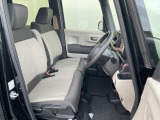 運転席まわりには十分なスペースがあり、大柄な方でもゆったり運転していただける環境です。