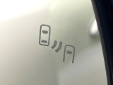 【ブラインドスポットモニター】走行中、ドアミラーの死角になりやすい箇所に後続車が接近するとサイドミラーのレンズに警告を表示!ドライバーに注意喚起をしてくれます。